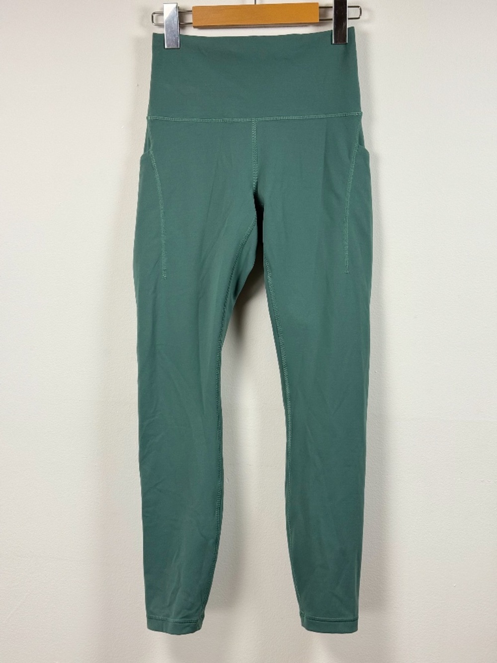Lululemon women leggings green size 6 like new